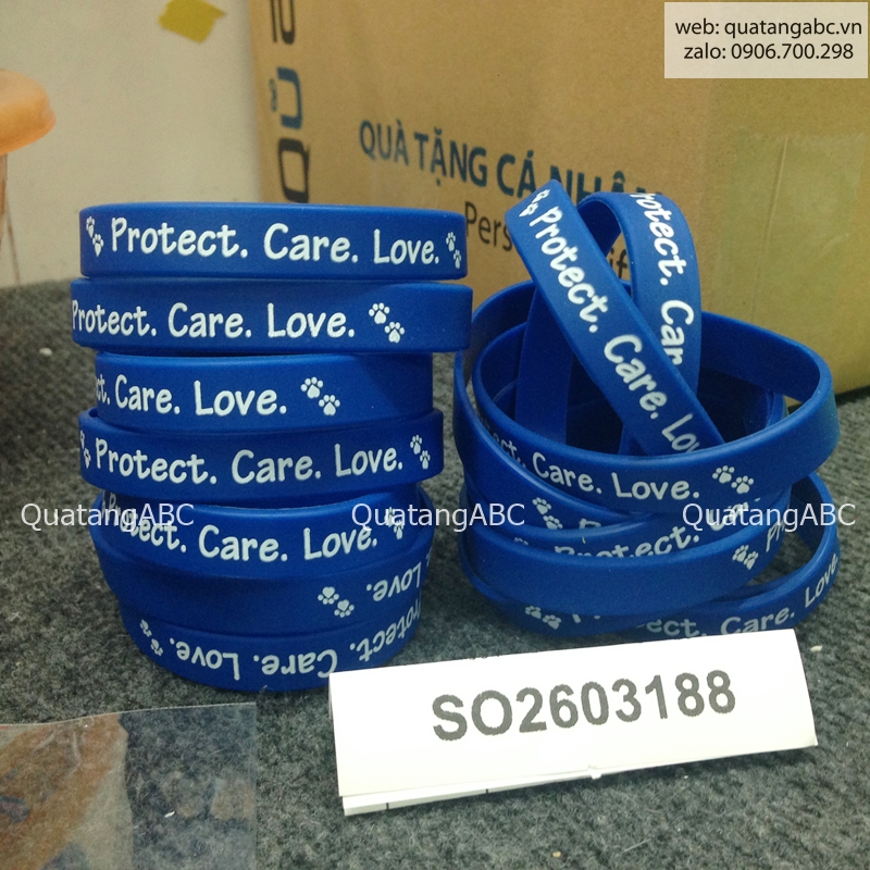 Vòng tay khắc chữ của protect care love được in tại INLOGO